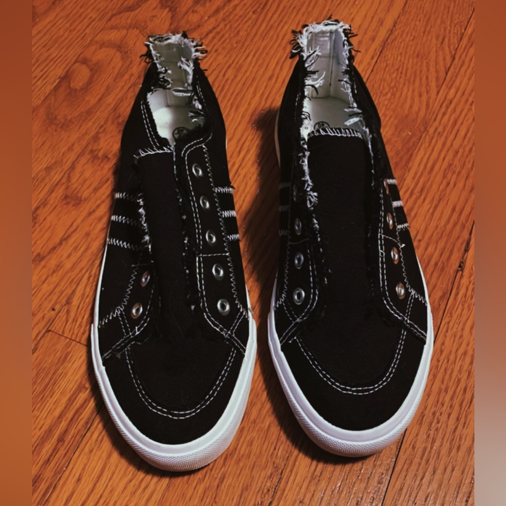 Black casual shoe